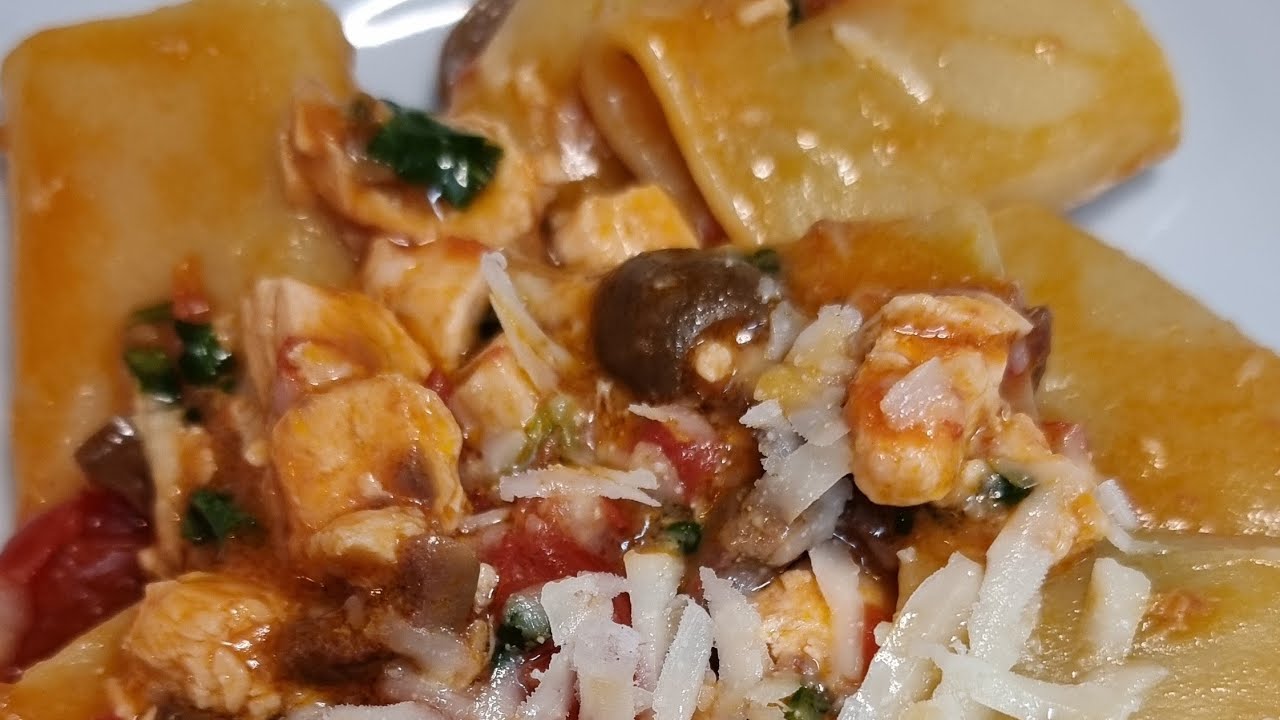 Paccheri con Salmone, Rucola e Scaglie di Provolone