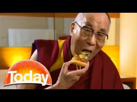 dalai-lama-starts-eating-pizza-during-interview