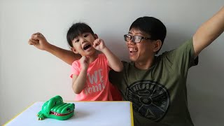 Bianca Plays Crocodile Bite the Hand Game with Daddy screenshot 4