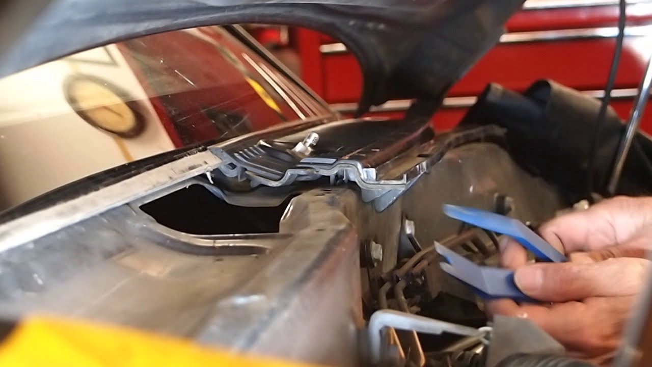 Windshield lower molding removal. In a 100 series Toyota/Lexus Land