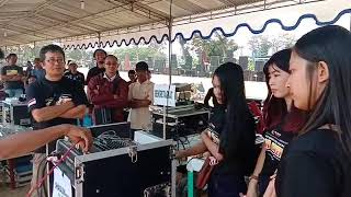 Cewek Cantik operator sound system