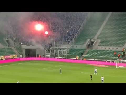 Śląsk Wrocław- Lech Poznań. Kibice Lecha palą flagę FC Śląska.