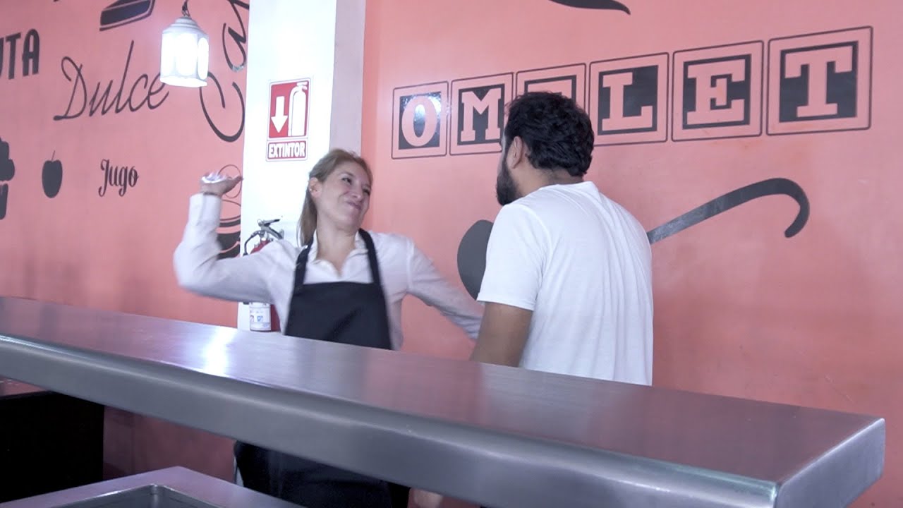 Humillo a su ex sin saber que era el dueño del restaurante 😢 - Novelas en Español