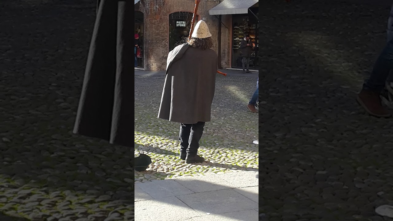 Misterioso suonatore di cornamusa a Modena