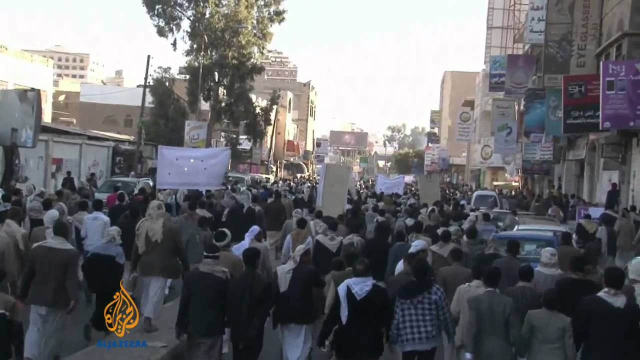 انفجار يدمر حافلة في اليمن