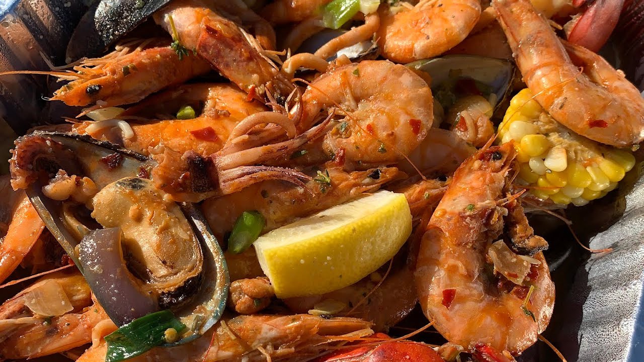 LIVE SEAFOOD MUKBANG - YouTube