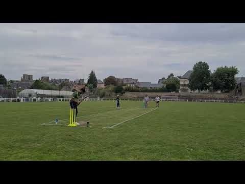 Le cricket prend racine à Avranches : au cœur d'un match