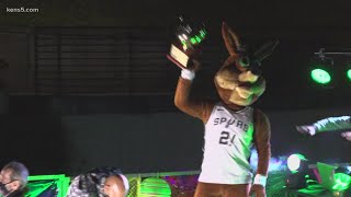 Spurs' Coyote celebrates big win as 2020 NBA Mascot of the Year