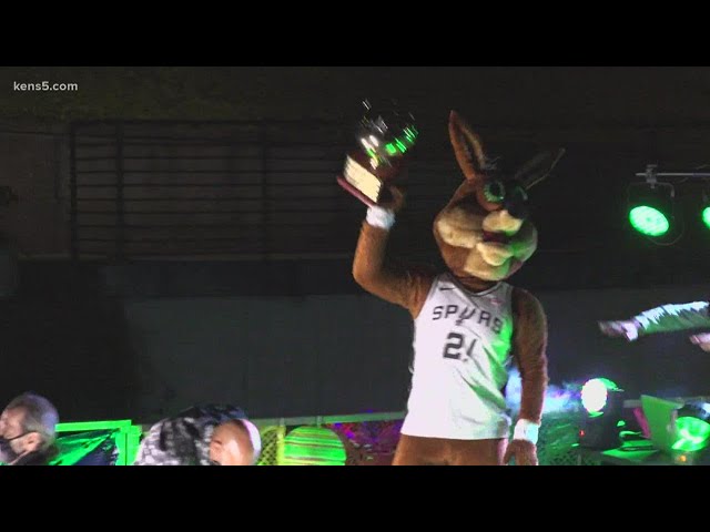 Spurs Coyote mascot recreates viral video sensation