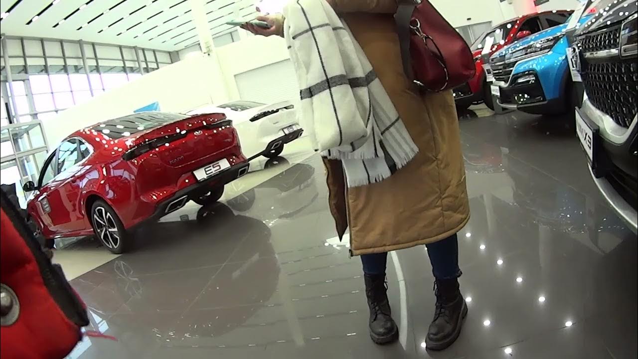 Автоцентр видео. Автомобили в автосалоне. Большой автосалон. Автоцентр видео. Автоцентр видео.