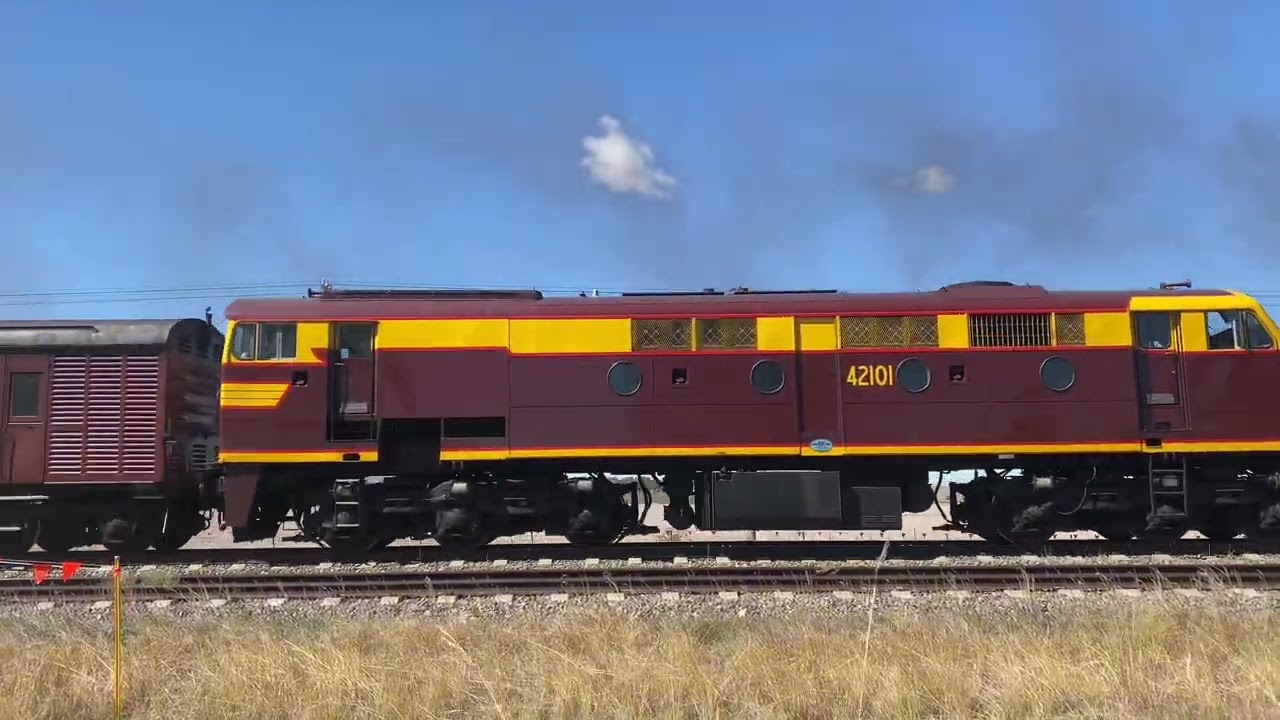 R766 and 42101 shuttle between junee to cootamundra (5/4/25)