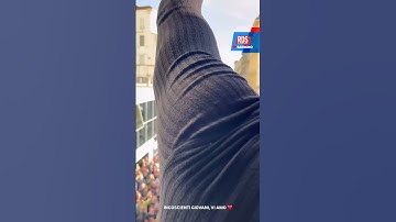 Thumbnail of Lauro canta la sua canzone dalla finestra a Sanremo