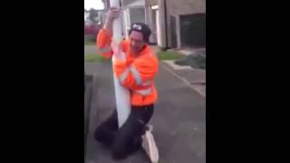 Arkadaşını Direğe Kitleyen Adam