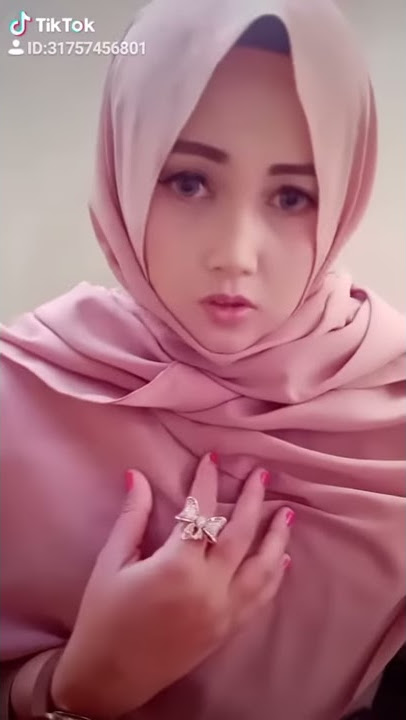 Mawar di tangan melati dipelukan