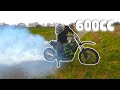 600cc crossmotor maakt burnout door het asfalt heen