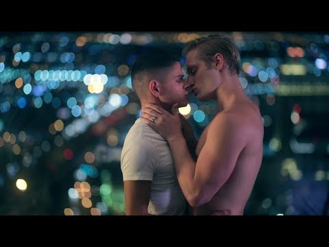 فيديو: هل الرجال الإيطاليون يقبلون بعضهم البعض؟