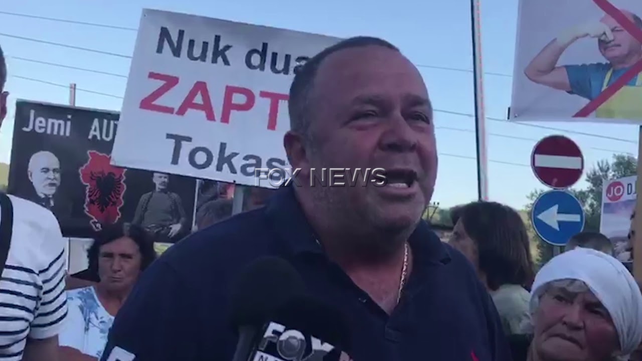 Fax News - Gjergj Luca shkrihet së qeshuri para protestuesve: Armiku i Pejgamberit është katunari