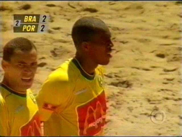 VÍDEO: fez de um canto um lance de futebol de praia e marcouum