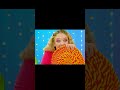 dívka uvízlá na lízátku