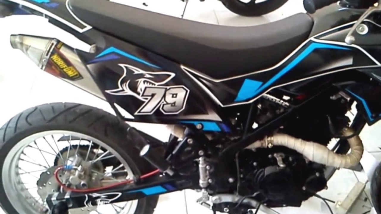 Proses pemasangan stiker motor trail  dengan stiker  