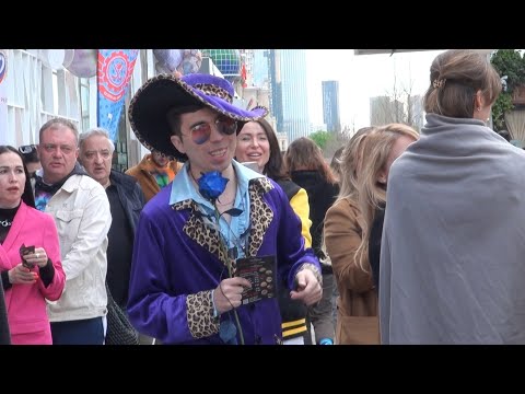 Пимп раздает флаеры