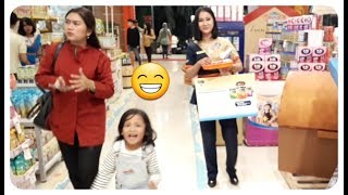 Reaksi Anak Kecil Saat Disamperin Cewe Cantik,Spg Susu Malah Lari