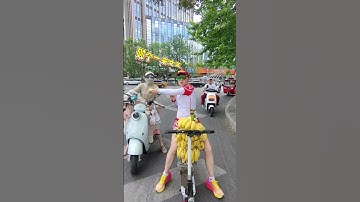 Đem cả nải chuối đi phát cho mọi người để ăn