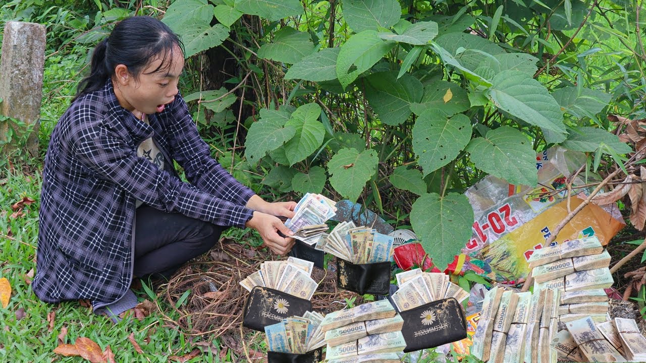 Single mother collects scrap in abandoned houses, finds a lot of money