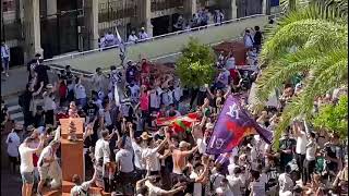 La afición del Burgos CF llena de cánticos las calles de Almendralejo