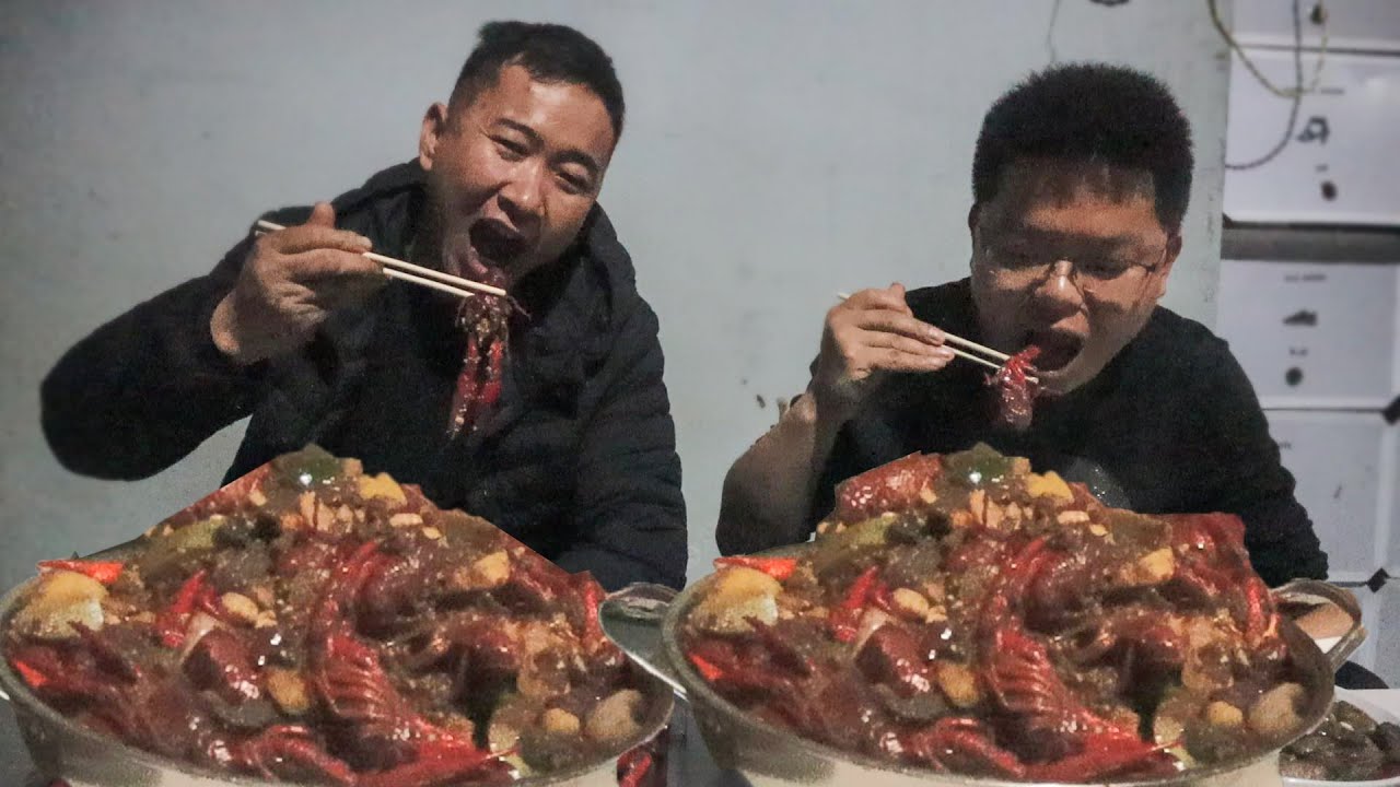 土豪网友请玉平吃大席，一大桌硬菜龙虾得用盆装，边吃边喝太嗨了