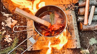 焚き火で煮込むペリメニ肉団子スープ