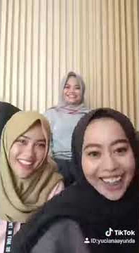 Pengen liat cewe jilbab stres???