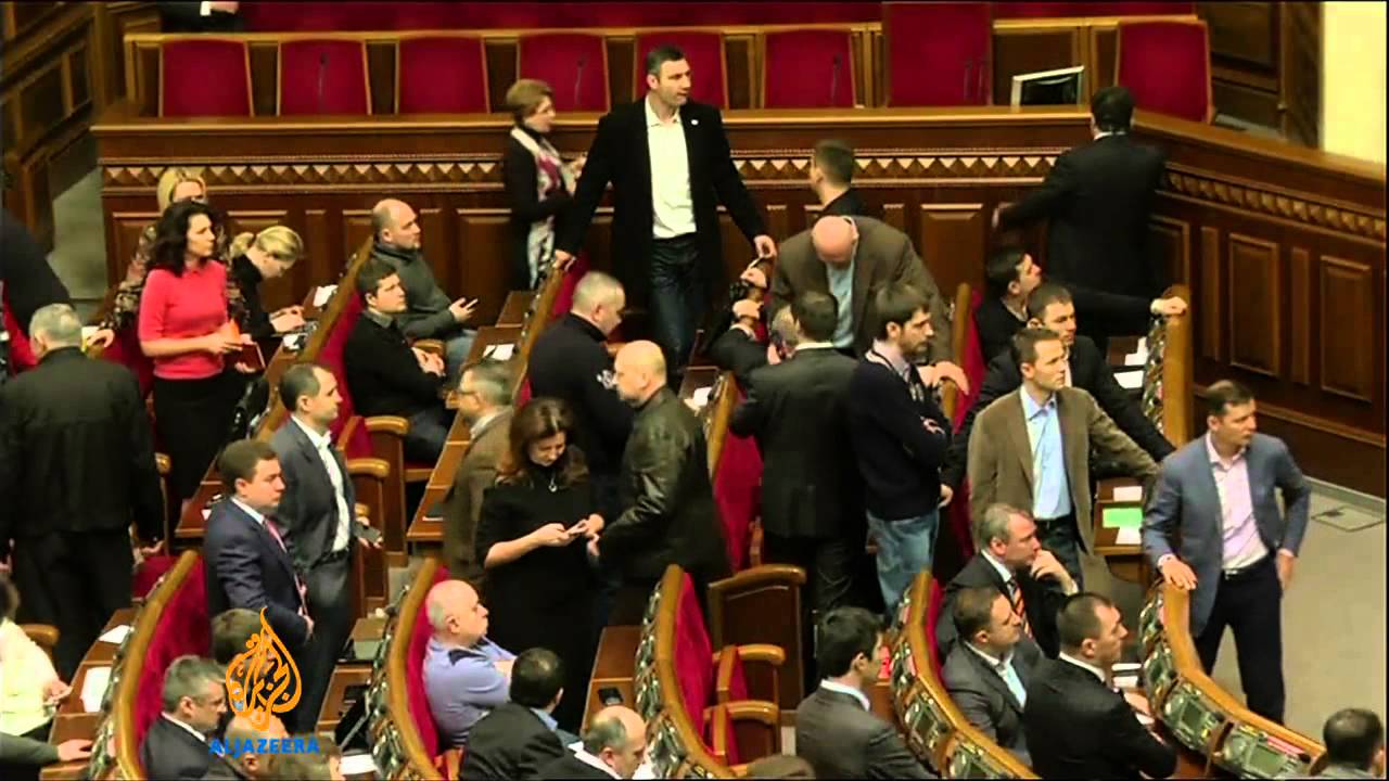 فراغ السلطة في أوكرانيا مع فرار الرئيس من العاصمة