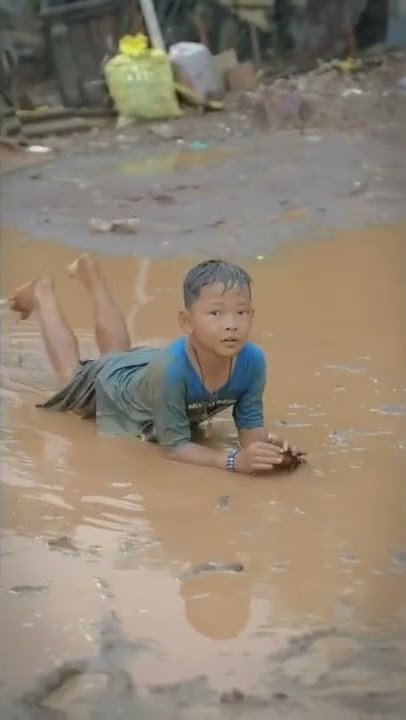 anak jaman sekarang mana tau betapa asik nya sepakbola di saat hujan#shorts #hujansore #sepakbola