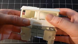 AMT White Freightliner Prime Build02