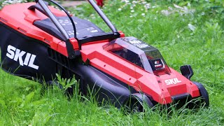 Mowing the grass with a small battery powered machine. SKIL 0130, 40V, Brushless