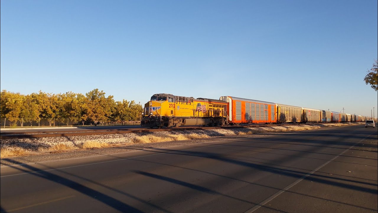 WB Union Pacific 2712 Leads Autorack Train in El Paso, TX (Ft. UP 6318 SP Paint)