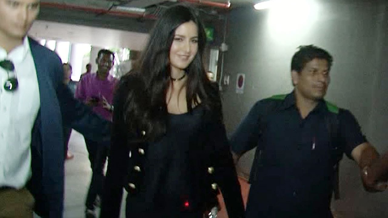 Katrina Kaif looks smoking hot when clicked at Airport VIDEO