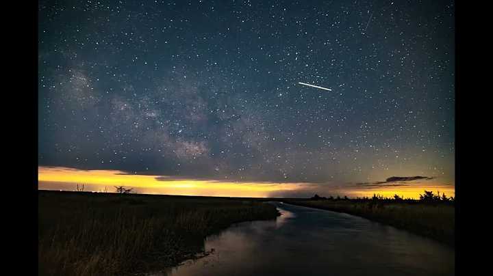 Milky Way Galaxy rises over the light pollution - Time Lapse