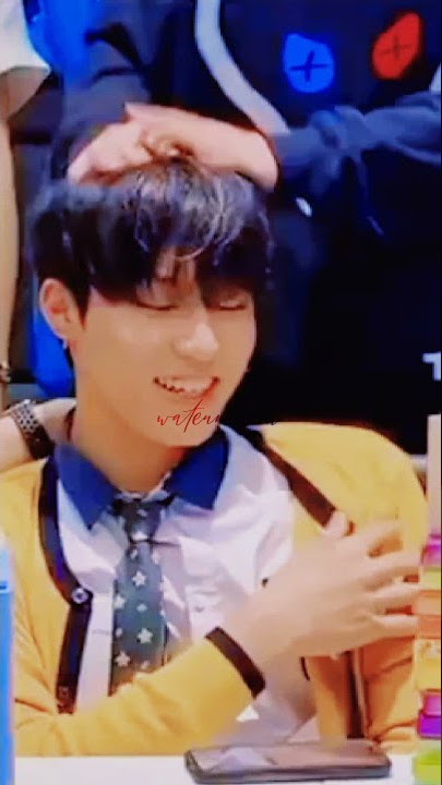 look at his hand 😭 its not sad movie but why my heart feel hurt😭😓 jeongkyu ft jihoon, hyunsuk