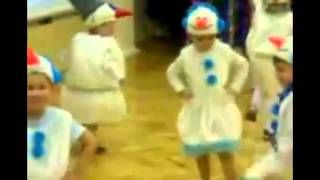 Маленький смешной снеговик Маленький смешной снеговик