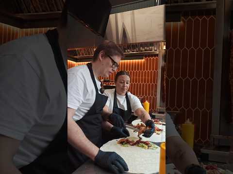Купили настоящую шаурмичную и бесплатно накормили 500 человек!
