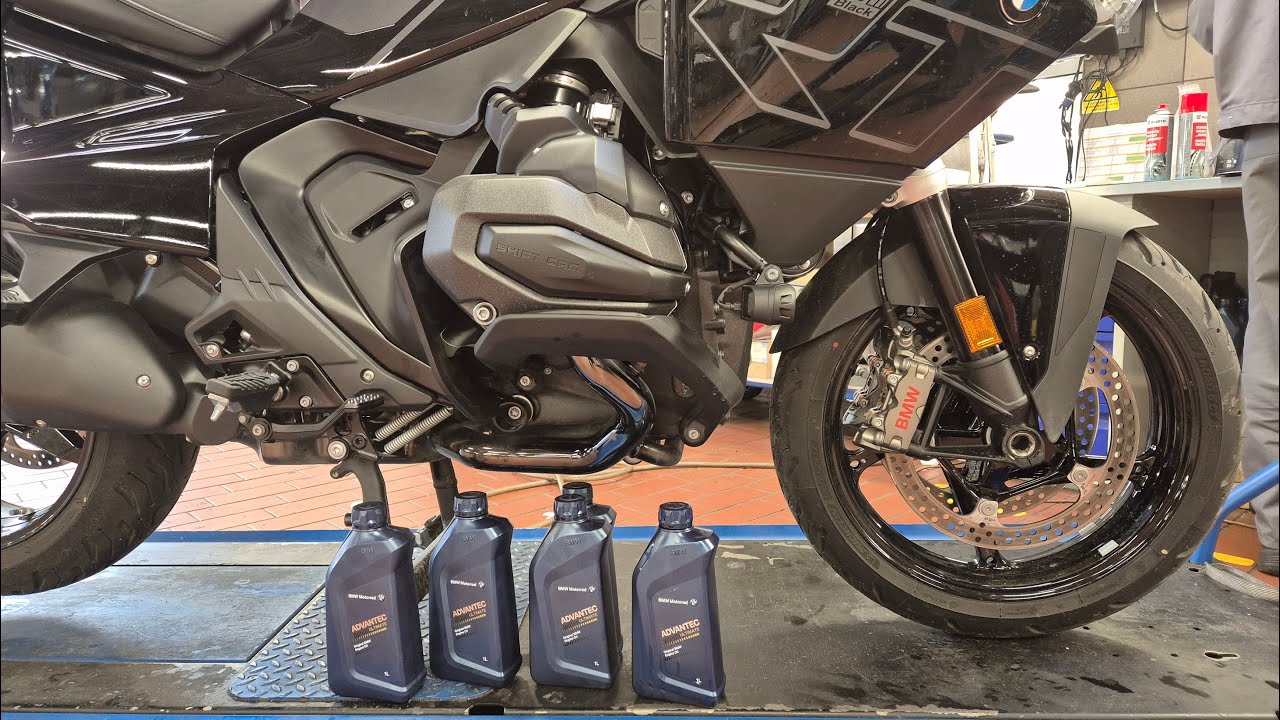BMW R 1300 RT Engine oil change