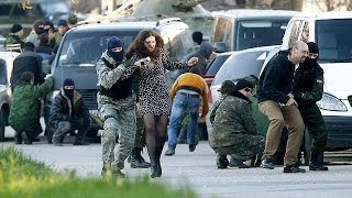 Las tropas rusas asaltan una base militar en Crimea