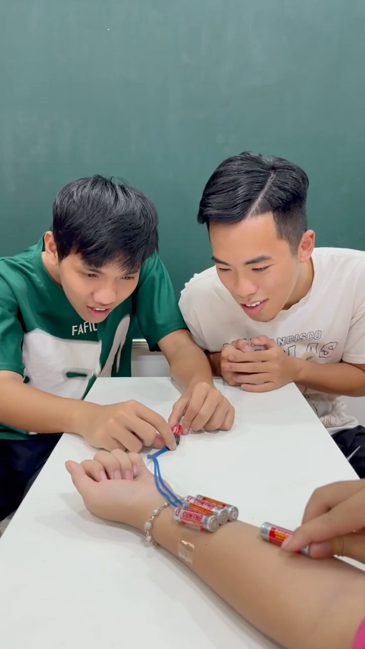 Su Hao comedy: prank battery power ?