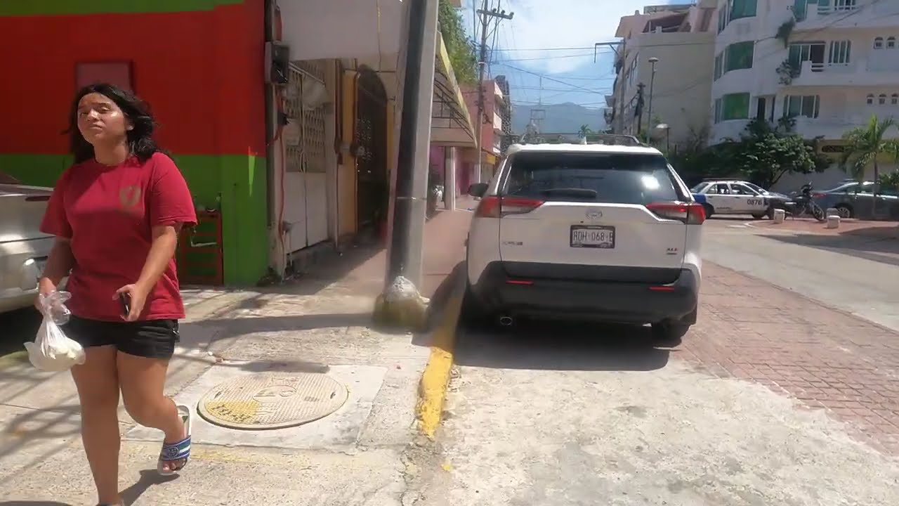 Sol de mediodía en el Zócalo: Un paseo por la vida cotidiana de Acapulco