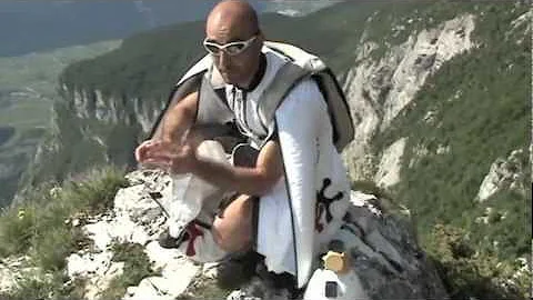 Che forma ha il becco dell'aquila?