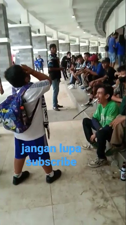 Aksi psywar panserbiru cilik di depan suporter persikabo saat psis vs persikabo #shorts