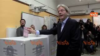 Elezioni Politiche 2018, Gentiloni vota dopo aver fatto la fila