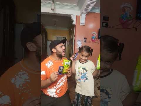 لما اختك الصغيرة تقلدك